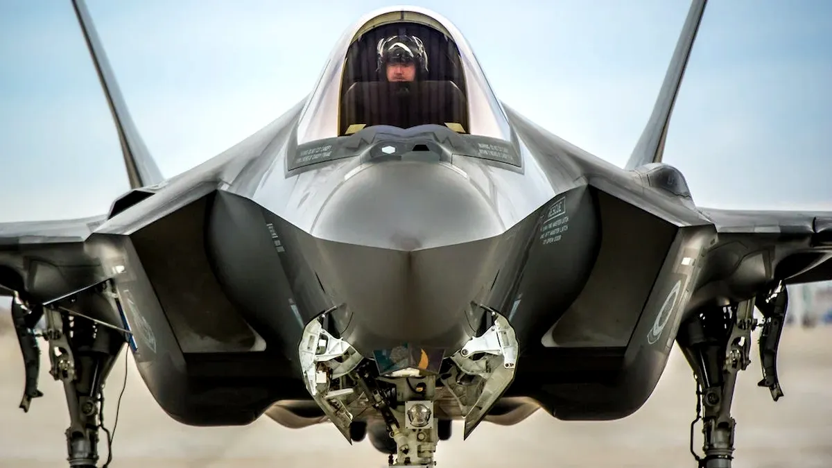 F-22 vs. F-35: Duelul invizibililor din cerul american. Două avioane, două misiuni diferite: cine domină cerul și cine câștigă războiul total?