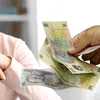 Bani de Paște și Crăciun pentru pensionari și ajutoare pentru mame. Cine sunt cei 5 milioane de români care vor primi bani de la stat