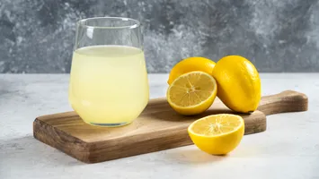 Apa cu lămâie nu e poțiune de slăbit: ce spun experții despre trendul viral