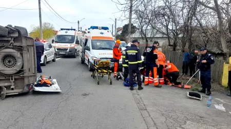 O ambulanță care transporta un copil de un an la spital s-a răsturnat