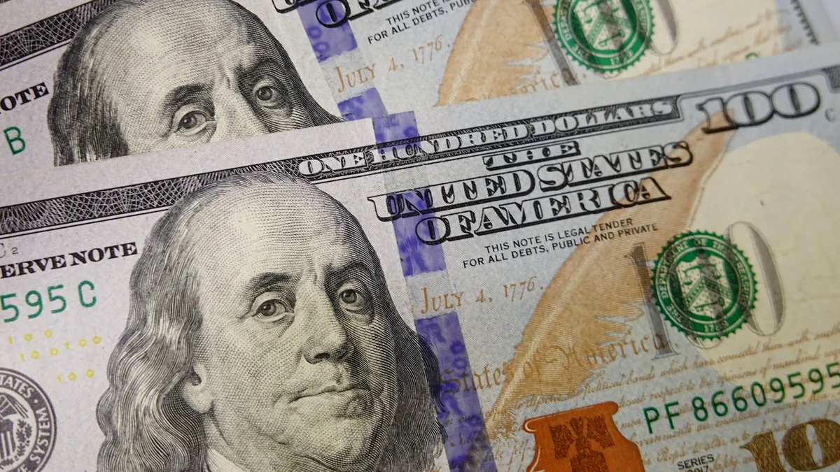 Curs BNR: Leul câştigă mai mult de 4 bani în raport cu dolarul american