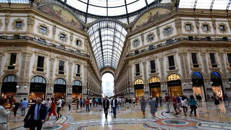Surpriză în lumea luxului! Brandul Prada, asociat rafinamentului discret, vrea să cumpere extravagantul şi opulentul Versace