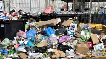 Criza gunoiului din Ploiești devine politică: Prefectul Prahovei refuză să aprobe starea de alertă din cauza lipsei informațiilor clare