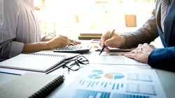 Veste mare pentru mii de firme: Guvernul suspendă amenzile și taie din codurile fiscale multiple