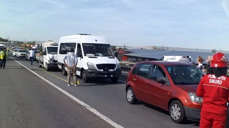 Accident pe autostradă; trei vehicule implicate, cu peste 20 de pasageri