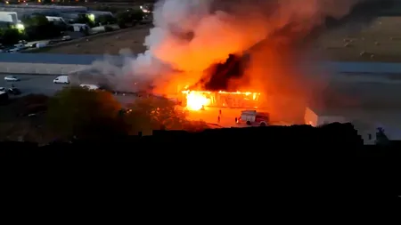 Incendiu la Dragonul Roșu din București. Flăcările se întind pe 2.000 de metri pătrați
