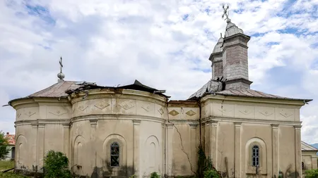 Neputință în fața naturii. Mănăstirea Rătești a ajuns o ruină