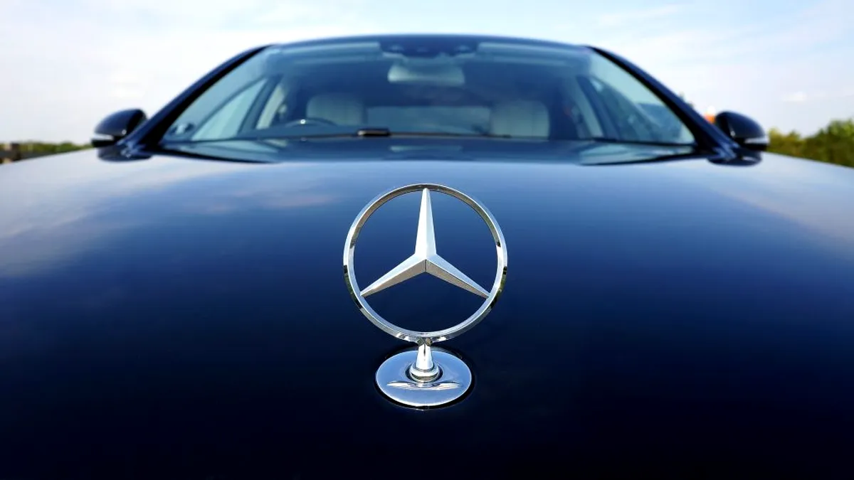 Mercedes Benz a pierdut titlul de cel mai mare producător mondial de mașini de lux. Află cine l-a detronat