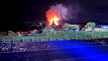 În Anglia continuă incendierea proprietăților unor celebrități. Ferma unde a crescut Prințesa Diana, mistuită de flăcări (Video)