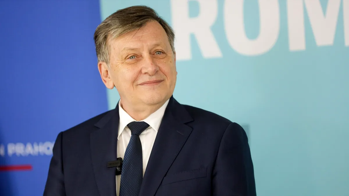 Crin Antonescu îl critică pe Iohannis și îl compară cu Nicușor Dan