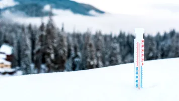 Se schimbă radical vremea în România. Final de săptămână cu ninsori, ploi și temperaturi în scădere