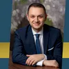 Noua modă corporativă. Cum s-a ajuns ca un director cu mandat la concurentul privat să aibă și postul blocat la stat