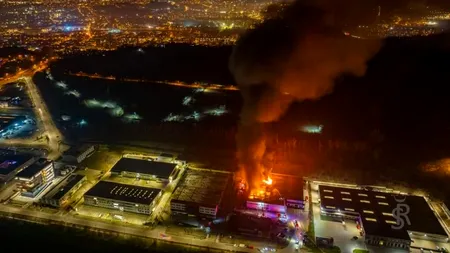 Incendiu uriaș în cel mai mare parc industrial din Cluj. Arde o hală de aproape 1.000 de metri pătrați (video)