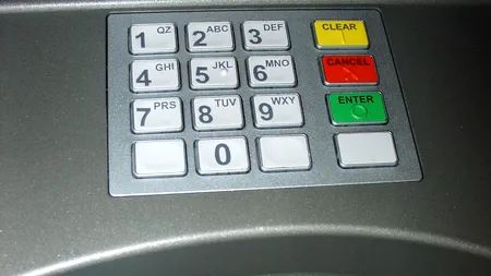 Hoții au spart un bancomat în comuna Păunești, dar nu au putut fura niciun ban