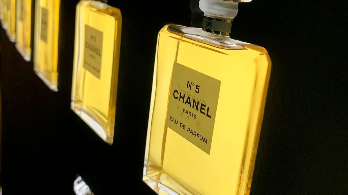 Adio, Rusia: Hermes şi Chanel îşi suspendă activităţile