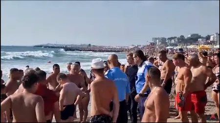Forțele de ordine au invadat plaja de la Eforie Nord! Sunt valuri mari și turiștii ignoră steagul roșu