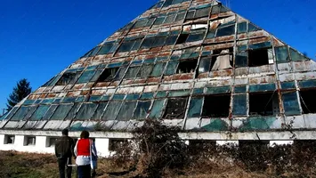 Locul rămas și acum o enigmă în România. Piramida misterioasă de la Pitești, experimentul secret al lui Nicolae Ceaușescu?