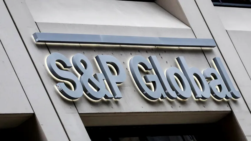 Surse: S&P ar urma să mențină ratingul României în categoria recomandată pentru investiții. Un respiro pentru leu și pentru finanțarea statului, dar nu o ieșire din zona de risc
