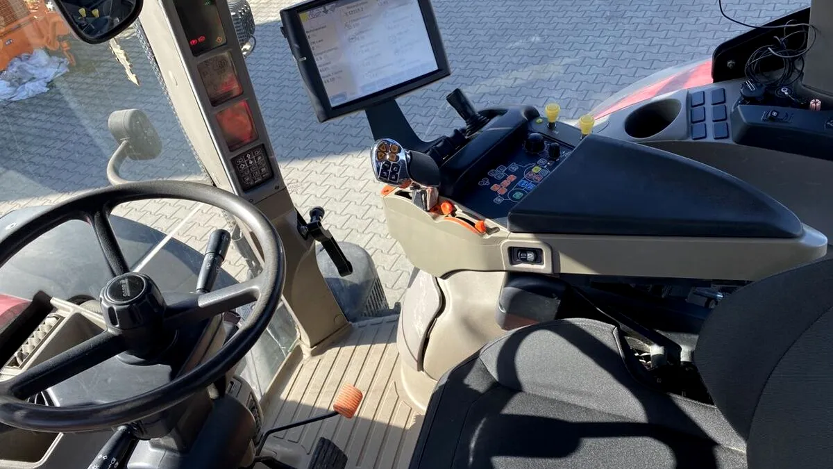 Trei români au furat GPS-uri de tractoare în valoare de 200.000 de euro, în Franța