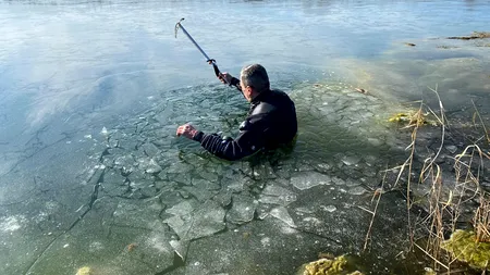 Salvatorii Salvamont Gorj şi-au testat limitele: Exercițiu de scufundare sub gheață în Lacul Sâmbotin (FOTO)