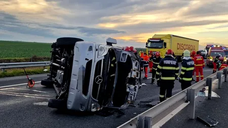 Accident grav, în Arad. Un mort și opt răniți după ce un microbuz s-a răsturnat