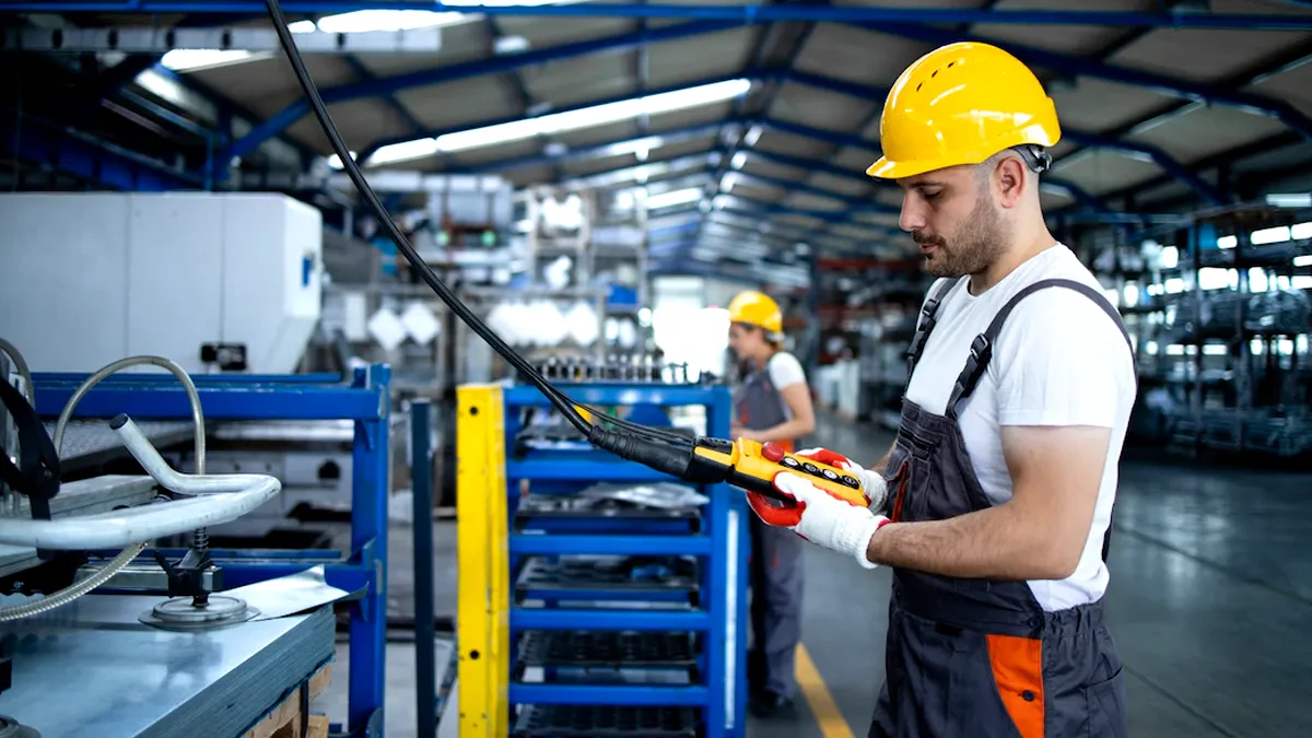 Prețurile producției industriale s-au redus în aprilie, cu 4 la sută