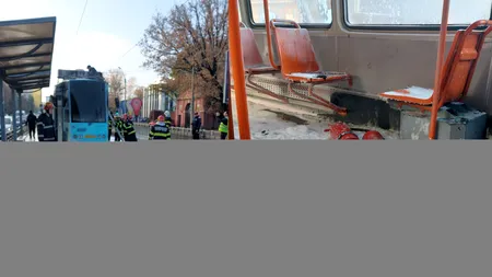 Un tramvai a luat foc în zona Eroii Revoluției. Pompierii intervin la fața locului