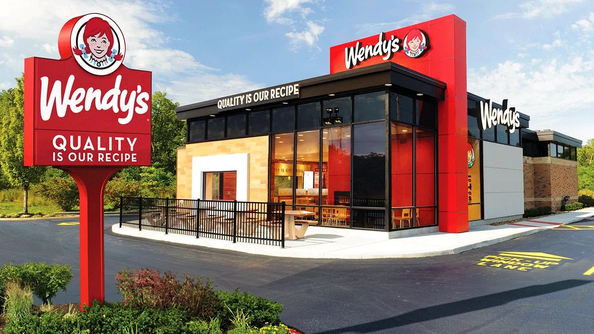 Două branduri americane de fast-food vizează piața din România. Unul a și început angajările