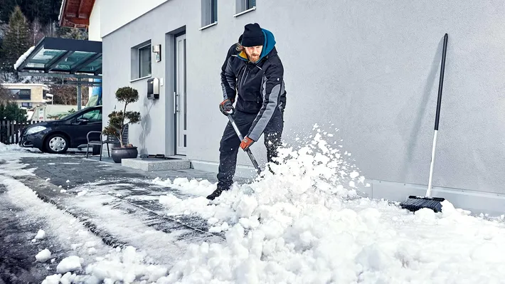 Toți românii trebuie să fie atenți! Riscă amenzi usturătoare dacă nu își curăță zăpada din dreptul casei lor