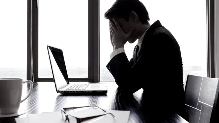 Românii, tot mai stresați și epuizați la job. Doar 27% mai sunt fericiți