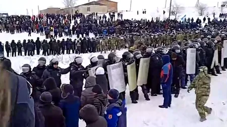 Revoltă într-un oraș din Rusia! Protestatarii s-au ciocnit cu poliția după ce un activist a fost  închis