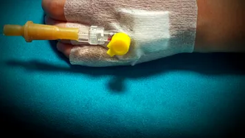 Anchetă la Spitalul Vâlcea, după ce mâna unui copil s-a infectat. Micuțul, lăsat cu branula neschimbată 4 zile