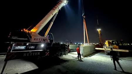 Mobilizare maximă în toiul nopții pe lotul 1 al A0 Nord. „Armata“ Retter montează cele 12 grinzi și 104 predale de la pasajul peste DN1A (VIDEO)