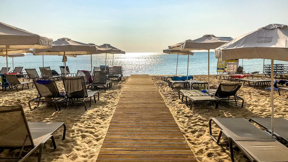 Unde mai merg bugetarii în vacanţă? Sistemul voucherelor devine neprietenos, iar bulgarii cresc preţurile cu 30%