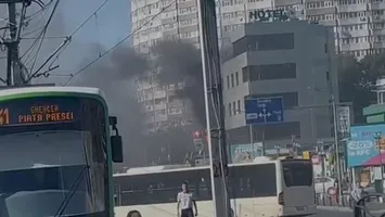Incendiu de proporții lângă Hotelul Sir. Pericol de extindere a focului din cauza vântului