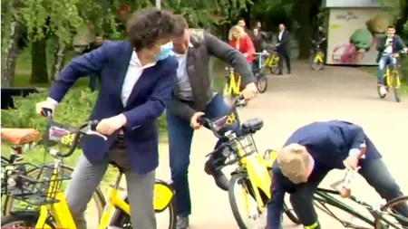 Ziua Mondială a bicicletei i-a suprins pe Nicușor Dan și Tanczos Barna la un pas să cadă de pe vehicule