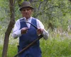 La 102 ani, veteranul de război din Buzău încă cosește iarba: Vârsta nu îl oprește din activitățile preferate