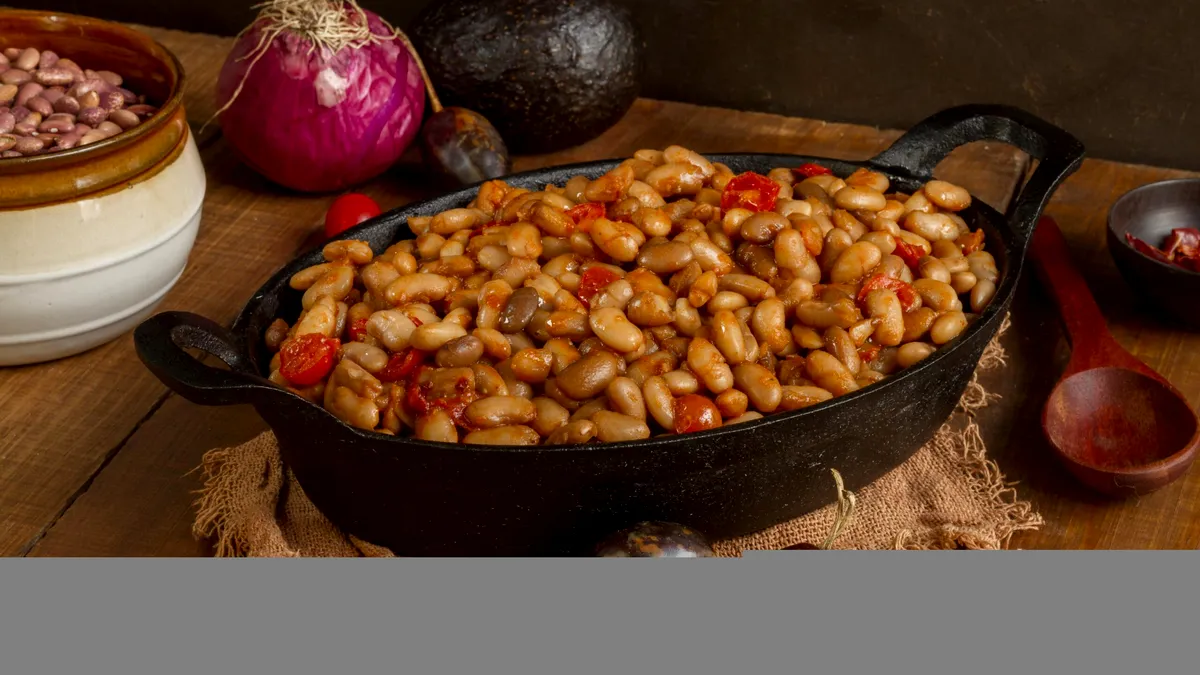 Reţeta de fasole cu cârnați care face ravagii pe internet înainte de 1 decembrie