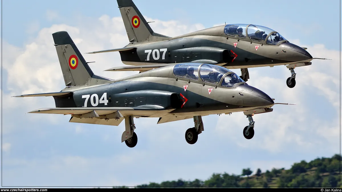 „Șoimul” cu aripi frânte: ultimul pariu al fabricii Avioane Craiova se joacă între bug-uri de software și credite bancare