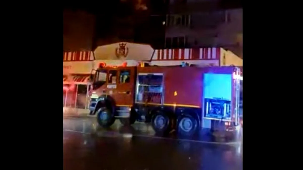 Un bloc din Câmpina a luat foc după ce a fost lovit de un trăsnet (VIDEO)