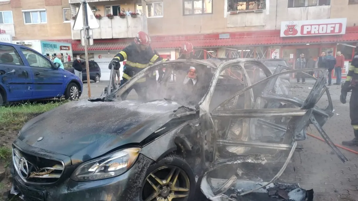 UPDATE: Șofer carbonizat într-un Mercedes, în parcarea unui supermarket din Arad (VIDEO)