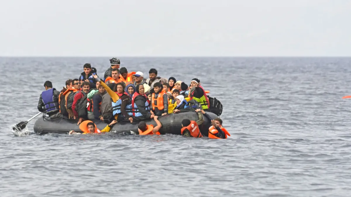 Spania schimbă foaia cu migranţii. Cum va fi afectată cea mai mare comunitate de români din Europa