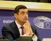 „Probabil voi fi vinovat și că plouă”. Simion atacă televiziunile și anunță că AUR nu votează Guvernul