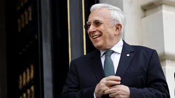 Salariul lui Mugur Isărescu l-a depăşit pe cel al lui Emmanuel Macron