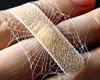 Inovații medicale prezentate la CES 2025. Plasturi terapeutici realizați din proteine din mătase de păianjen