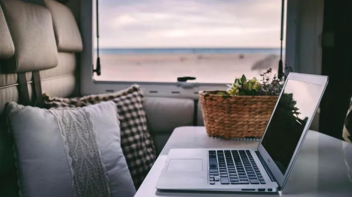 De la 200 euro, la 1 milion pe an. Cât câștigă influencerii în România, Germania, Franța și Elveția