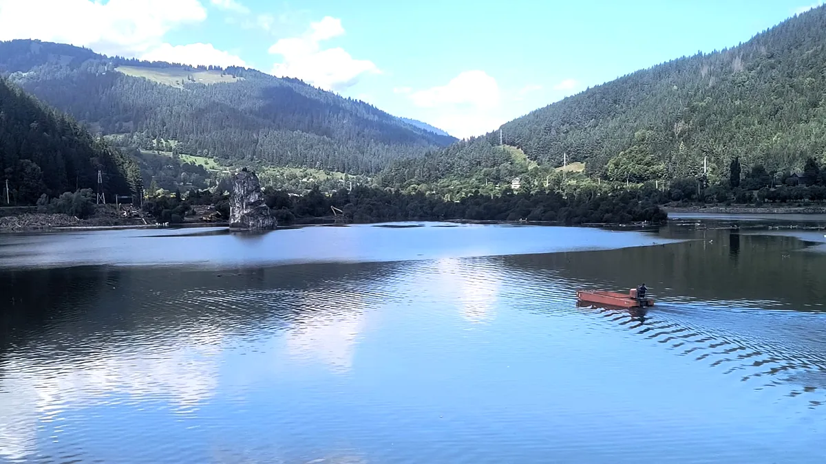 Mii de metri cubi de deșeuri scoase de la lacul Izvorul Muntelui în trei săptămâni de ecologizare