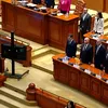 Gafă monumentală în Parlament: Ministrul Apărării, Ionuț Moșteanu, bea cafea în timpul imnului național. Scandalul diplomelor false continuă