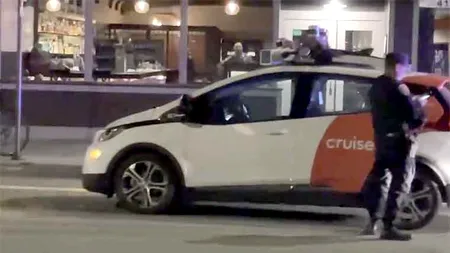 O mașină autonomă o ia la fugă, când apare poliția din San Francisco
