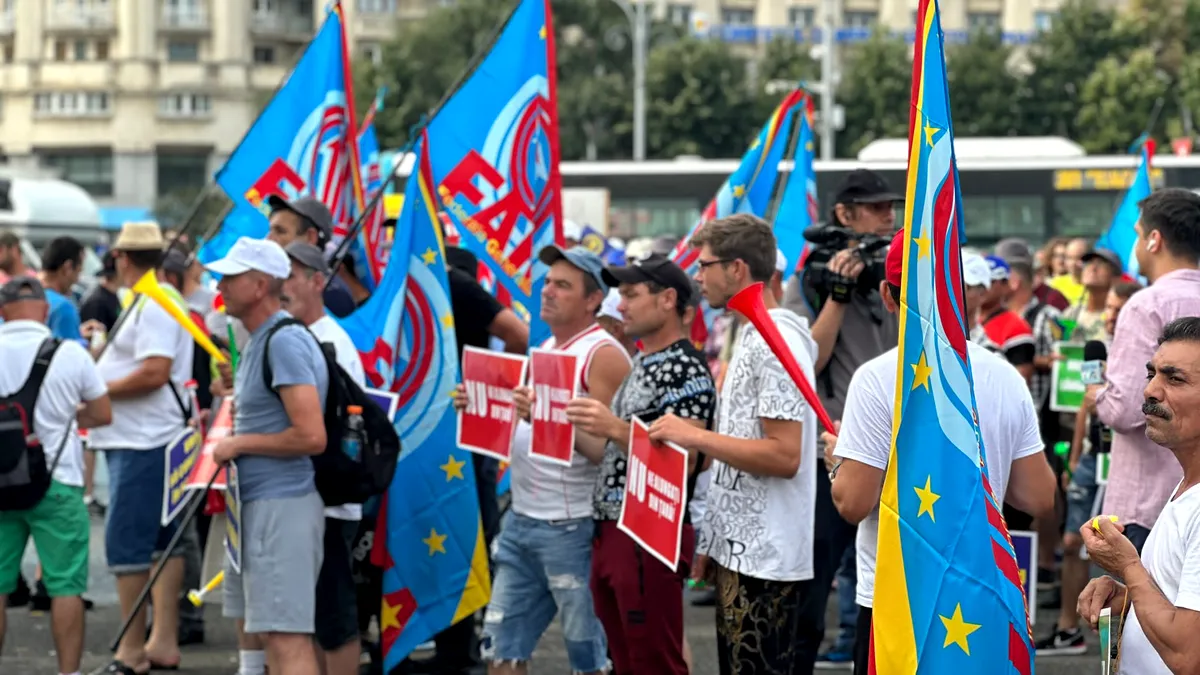 Constructorii au luat cu asalt Piața Victoriei